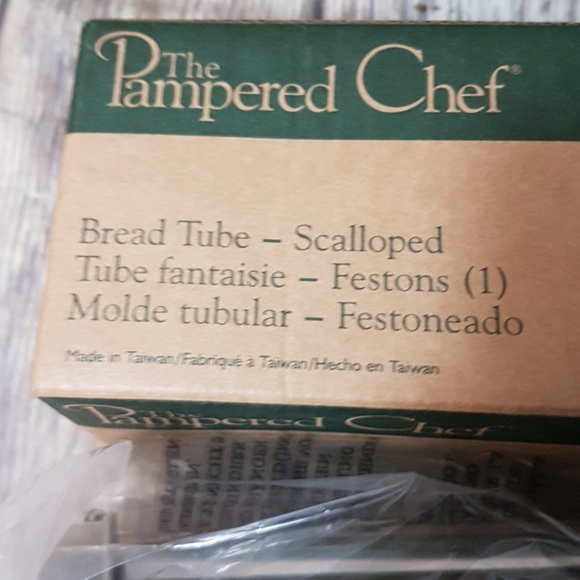 Pampered Chef Scalloped Tube - Picture 2 of 4